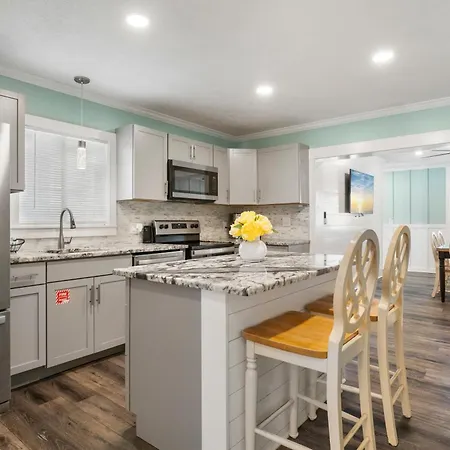 Charming Beach House! Just Steps From The Beach! Sleeps 8! By Dolce Vita Getaways